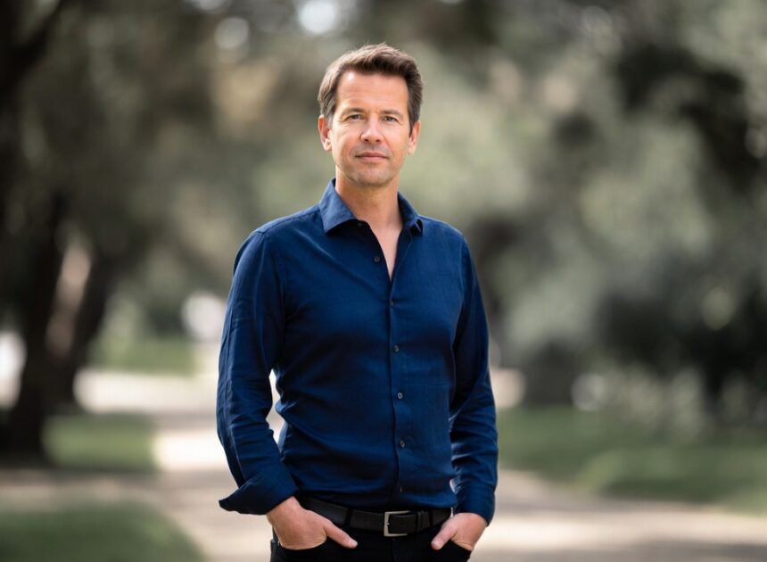 Jeroen Dik: The Dutch Artist Merging Classic Beauty with Modern Ideas