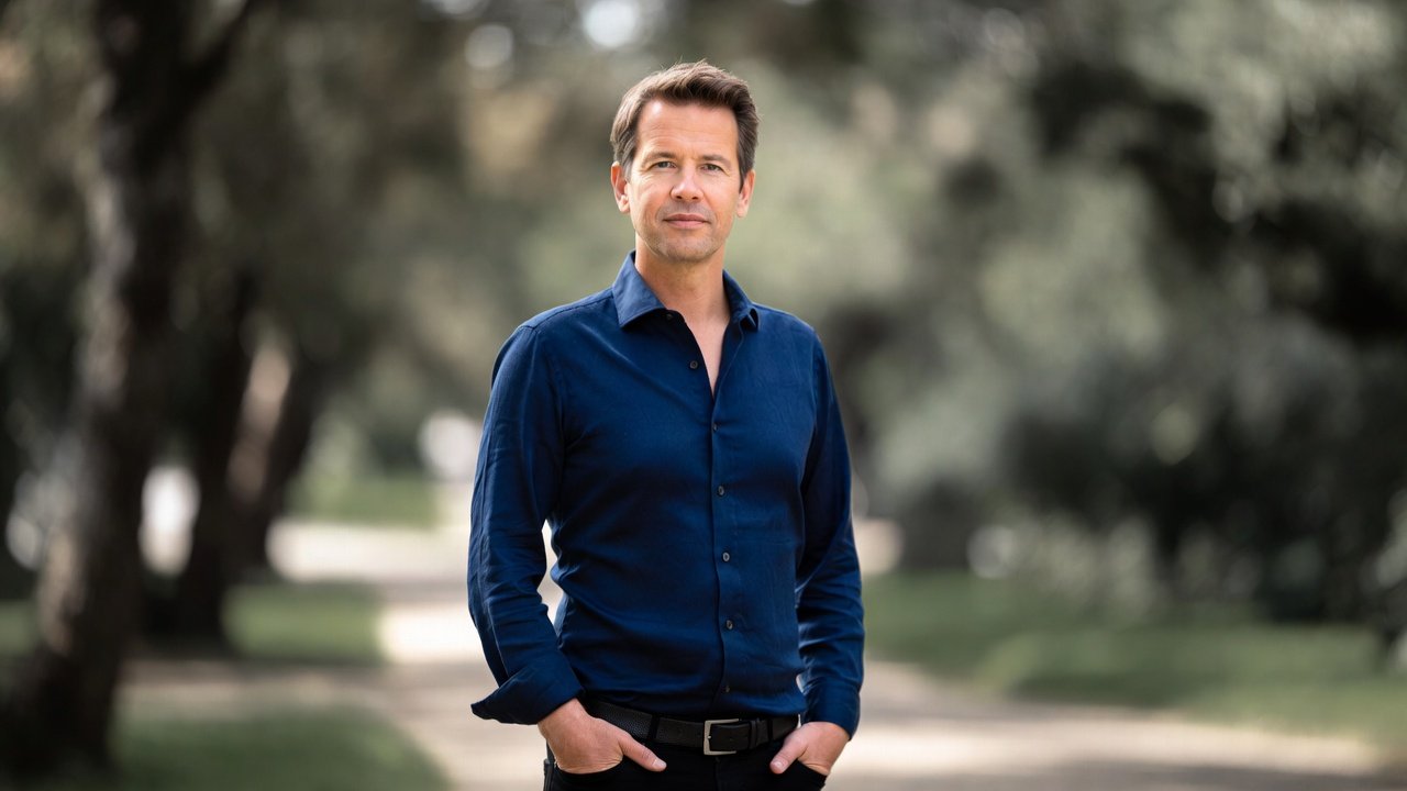 Jeroen Dik: The Dutch Artist Merging Classic Beauty with Modern Ideas